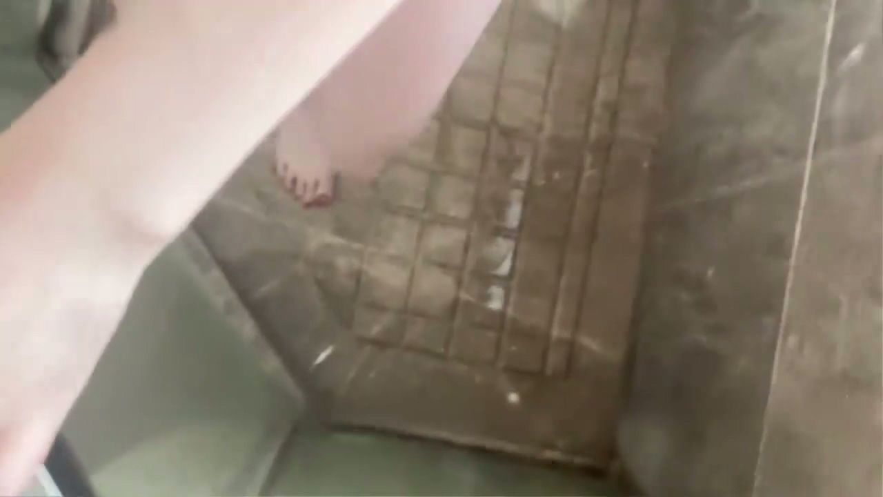 帮小妈洗澡.mp4_20251206_213101.516.jpg [在线+网盘]婉儿别闹 超火福利帮小妈洗澡 2V 2.1GB  第1张